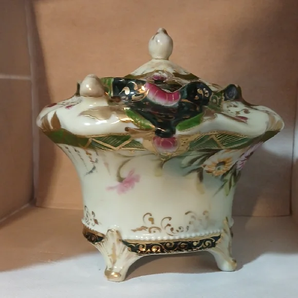 Vintage Elegant Floral Ceramic Art Piece - Picture 2 of 9